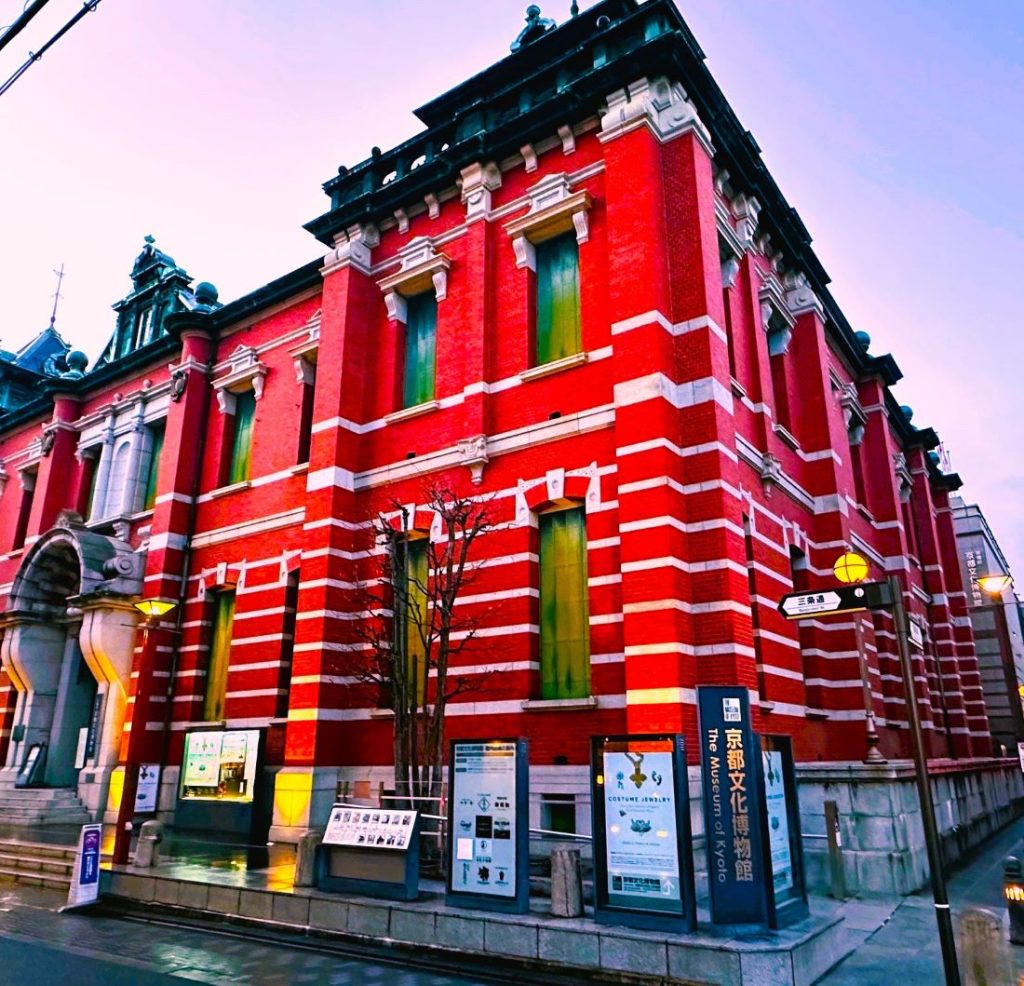 夕暮れの京都文化博物館➀A