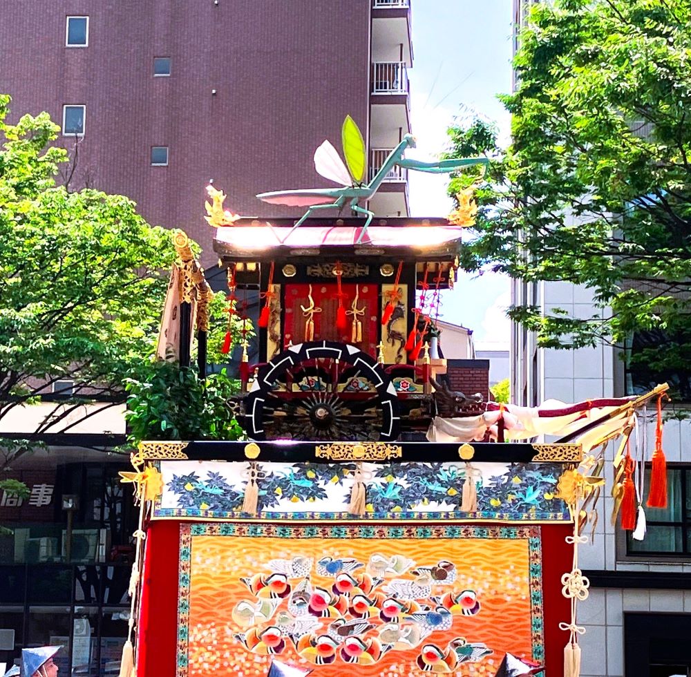 羽を広げた蟷螂山のカマキリ