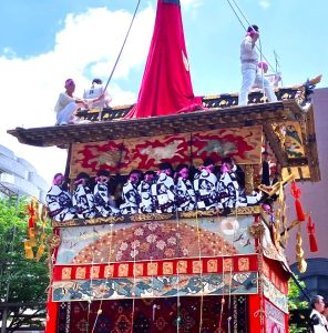 月鉾の囃子方と屋根方